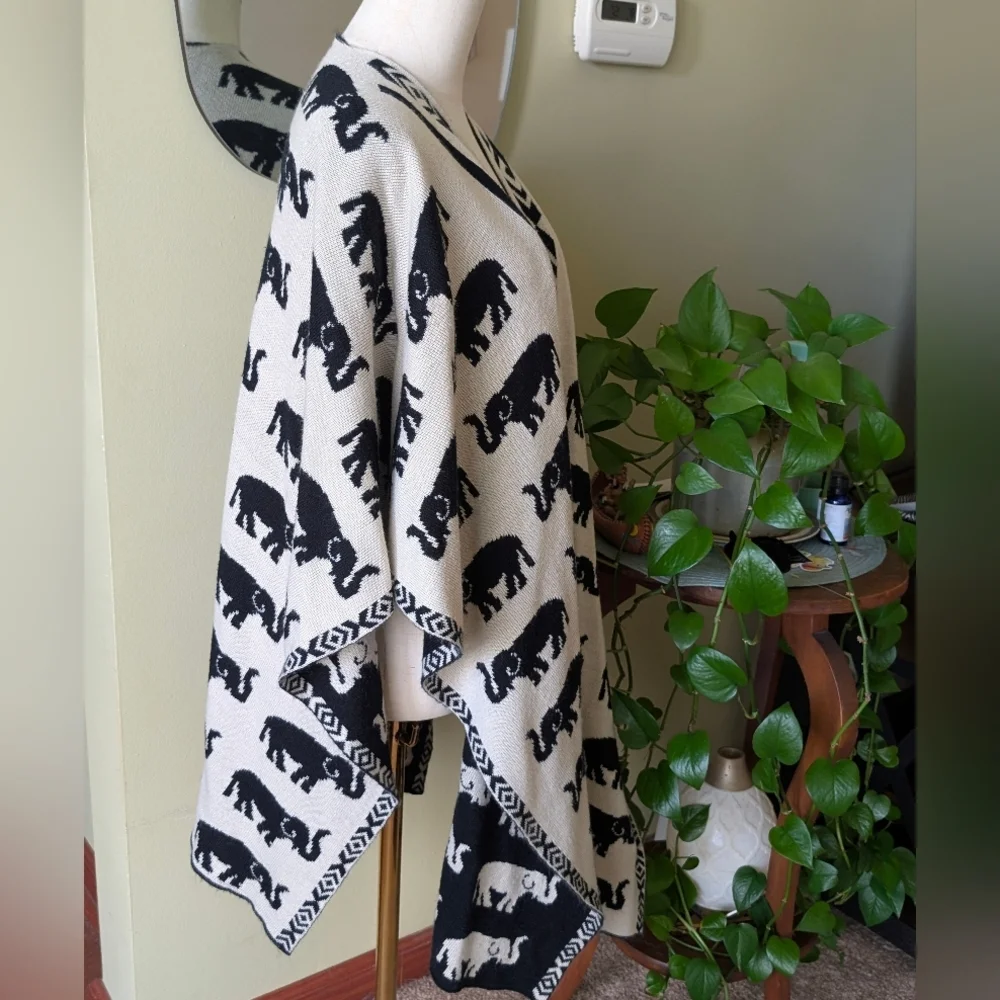 Black & Cream Elephant Pattern Boho Aztec Reversible Knit Sweater Wrap - Picture 10 of 16